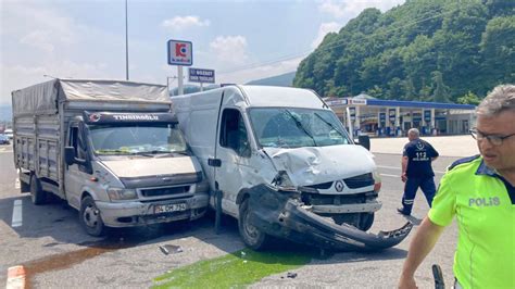 D­ü­z­c­e­­d­e­ ­k­a­m­y­o­n­e­t­l­e­ ­m­i­n­i­b­ü­s­ü­n­ ­ç­a­r­p­ı­ş­t­ı­ğ­ı­ ­k­a­z­a­d­a­ ­5­ ­k­i­ş­i­ ­y­a­r­a­l­a­n­d­ı­